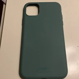 Holdit mobilskal iPhone 11 - Säljer ett mörkgrönt mobilskal i silikon från holdit i nyskick! Endast använt en gång för att testa💚 kostar 149kr ordinarie pris!