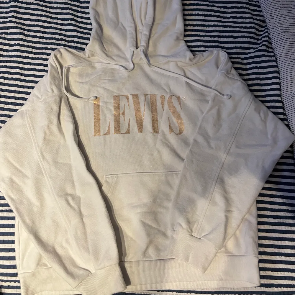 snygg Levi’s hoddie i fint skick, förutom att trycket på den inte syns lika tydligt som innan, nypris ca 800 kr, skriv privat för flera bilder eller frågor/ funderingar 💞. Hoodies.