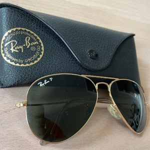 Ray-ban aviator polaroized - Ray-ban aviator med originalfodral. Inköpta på Synsam. Nypris: 1500kr, mitt pris: 400kr.  Gott skick. Använda men inga större repor eller liknande på glaset.
