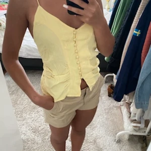 Topp - Jättesöt top med knappar där fram och kors med banden där bak💗 Aldrig använd med prislappen kvar!