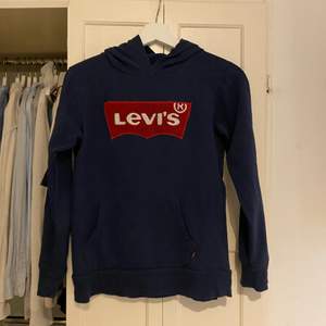 Säljer åt min lillebror!!💗  En mörkblå Levis huvtröja i storlek 164  Pris 100 Köpare står för frakt