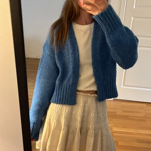 Stickad kofta - Stickad kofta i en superfin blå färg. Använd fåtal gånger.