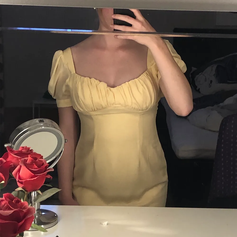 Säljer denna fina gula klänning från NAKD då den har blivit för liten💛 Enbart testad. En söm har åkt upp vilket man kan se på sista bilden, men det går att laga ;). Klänningar.