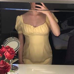 Säljer denna fina gula klänning från NAKD då den har blivit för liten💛 Enbart testad. En söm har åkt upp vilket man kan se på sista bilden, men det går att laga ;)