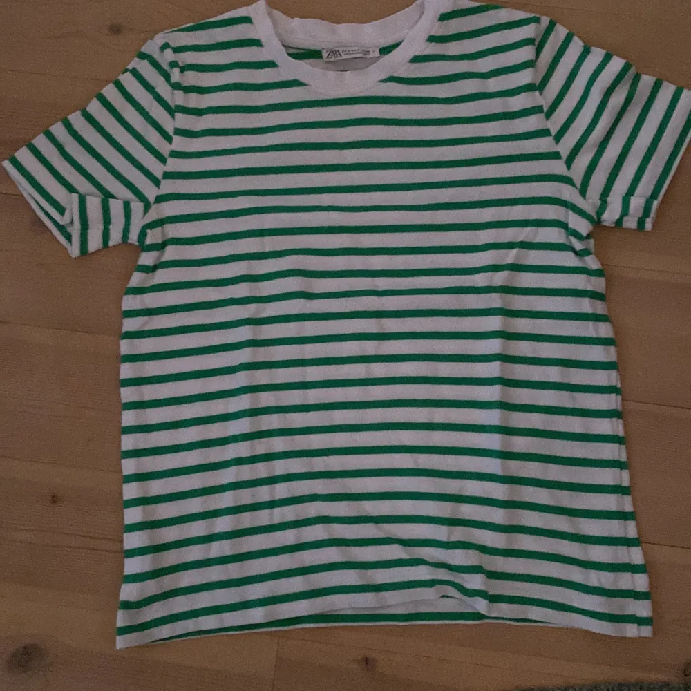 En randig zara t-shirt, knappt använd💕 Säljer pga att den inte kommer till användning . T-shirts.