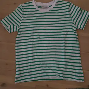 En randig zara t-shirt, knappt använd💕 Säljer pga att den inte kommer till användning 