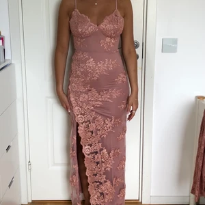 festklänning - festklänning i storlek xs. är i god skick. kan diskutera pris. skriv för frågor! 🌸 