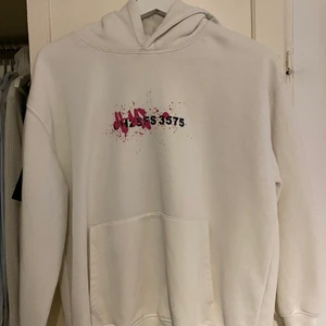 Zara huvtröja - Säljer åt min lillebror!!💗💗 Vit huvtröja med rosa och svart text i storlek 152 Köpt på zara  Säljer för 60 kr