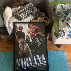 En fet Nirvana tavla som jag fick för några år sen men som nu skulle uppskattas mer av någon annan.  25,5 cm på bredden  95 cm på längden Möts i Stockholm