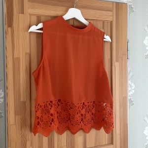 Boho topp  - Gullig Boho topp från Bik Bok. Passar perfekt en varm sommardag då den är tunn och luftig, men inte genomskinlig. Säljer då den är för stor. 