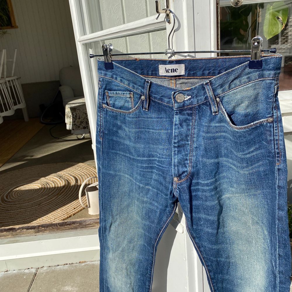 Hej, säljer nu mina Acne jeans i modellen Moc Hurry storlek 30w 32l. Dem är i jätte bra skick, utan några tecken på användning. Priset är inte hugget i sten så hör av er vid frågor.. Jeans & Byxor.