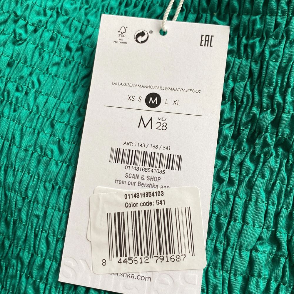 Otroligt fin kjol från Bershka i en jättefin grön färg! Storlek M men eftersom det är smock material högst upp passar den även mindre och större storlekar!❤️‍🔥❤️‍🔥. Kjolar.