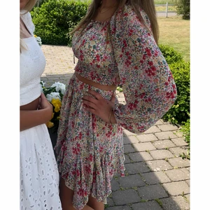Blommigt set - Säljer detta fantastiska unika set med topp och kjol. Så fint tillsammans men kan också användas separat. Köptes för ca 900 totalt. Storlek S/M 💛💛💛