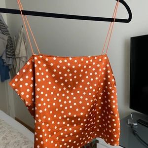 Prickig sommartopp  - Supergullig sommartopp från Cotton On, jättefin nu till sommaren! 🌼 materialet är lite sidenaktigt. Nyskick!!!!