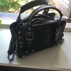 Väska - Säljer denna sjukt snygga väskan som är köpt på zara! Den är sjukt trendig och ger zadig/sunny bag viben. Den rymmer mycket då de även finns ett fack inuti väskan! Säljer pgr av att jag ska köpa en annan väska💗💗