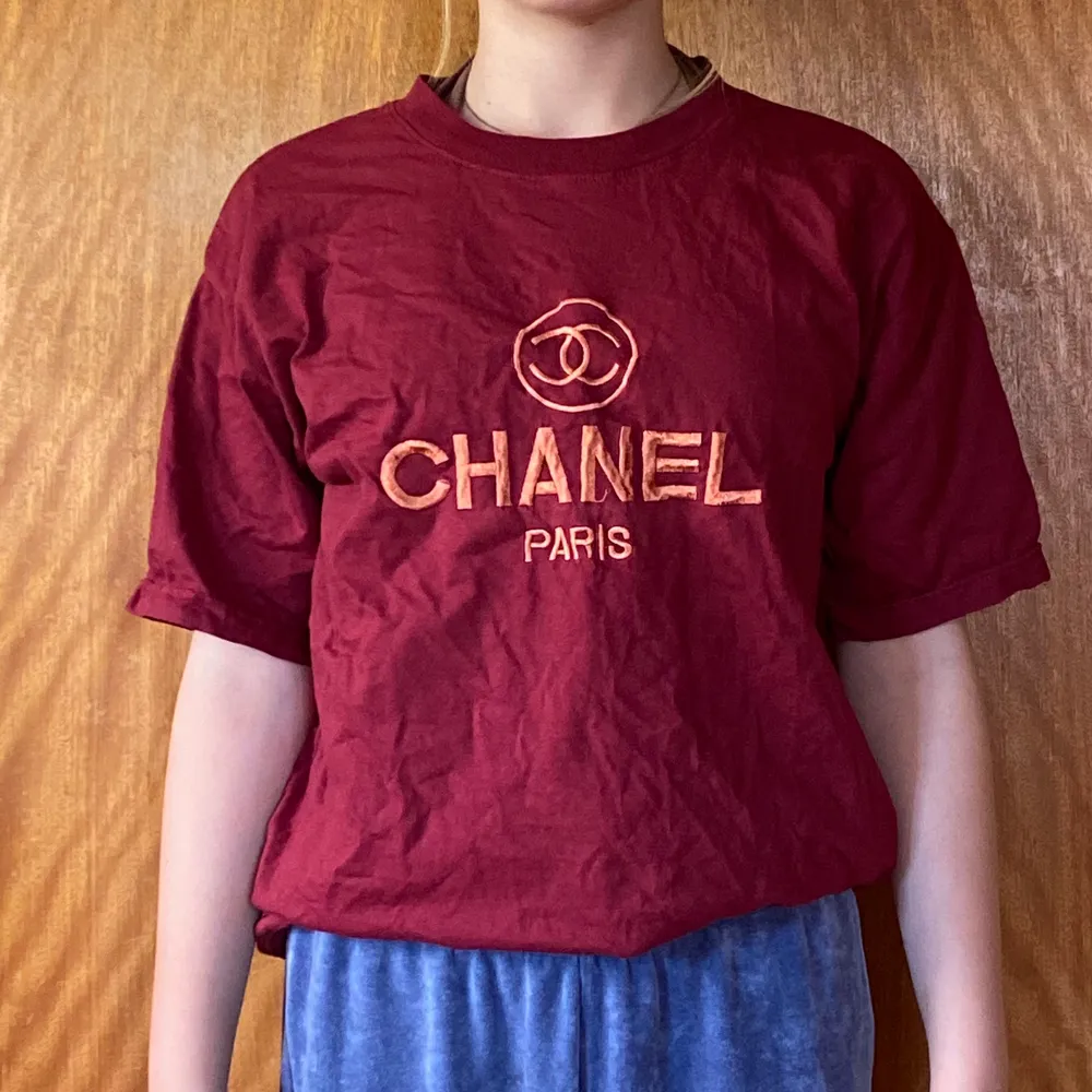 Bootleg chanel t shirt köpt på humana! Fint skick, aldrig använt den själv. Storlek L/XL. T-shirts.