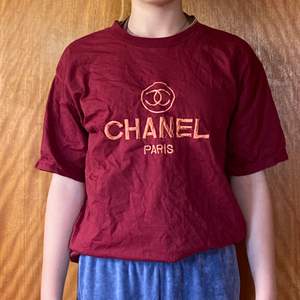 Bootleg chanel t shirt köpt på humana! Fint skick, aldrig använt den själv. Storlek L/XL