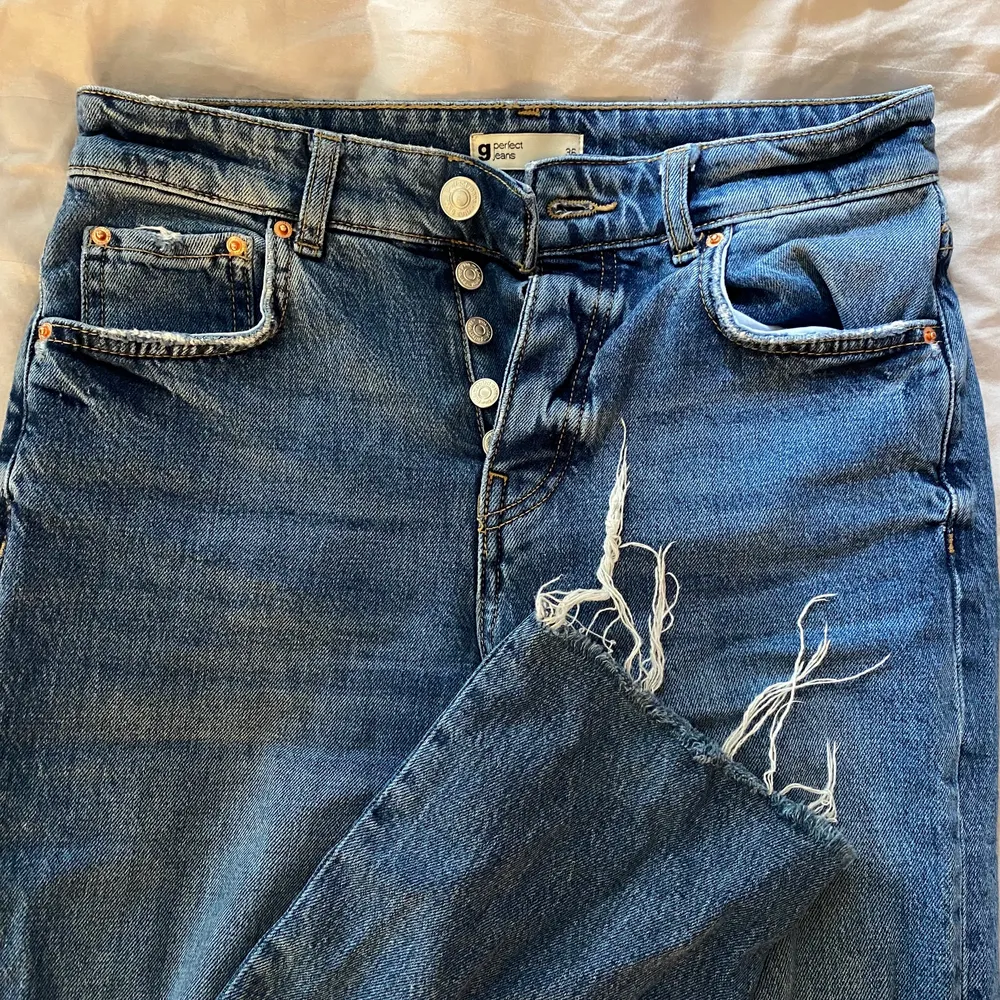 Slitna (slitna i modellen alltså) blåa högmidjade jeans från Gina Tricot. . Jeans & Byxor.