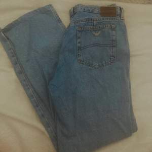 Fina och bekväma jeans från Armani som tyvärr blivit för små.  Använda men hela. Köparen står för frakt😇