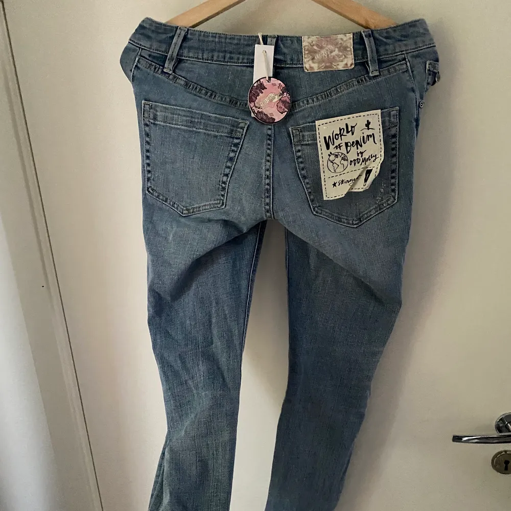 Säljer ett par snygga Odd Molly byxor i storlek 24 skulle passa en XS/S. Helt ny med prislapp/ tagg fortfarande kvar, finns i Nynäshamns kommun eller fraktas mot . Jeans & Byxor.