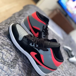 Air Jordan (Pink Shadow)  - Säljer mina Jordans storlek 42. Haft dom hemma i 1 år nu men använt bara 1 gång. 