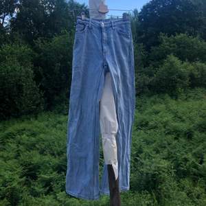 Ett par ljusblåa jeans från monki i modellen Yoko. Snygg vid passform, bra men använt skick!