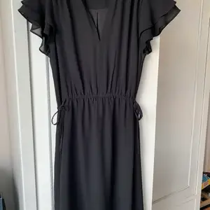 Svart klänning från H&M i storlek 36