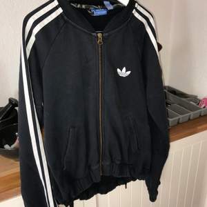 Adidas tröja strl 36  Snörning nere vid midjan! 