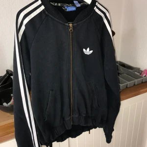 Adidas zip tröja  - Adidas tröja strl 36  Snörning nere vid midjan! 