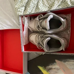 Jordan 4 oreo - Jordan 4 oreos, har kvitto digitalt från soldout skriv gärna pm:) cond 7/10 skulle kunna behöva byta snöre på ena skon och tvättas så skulle dom vara som nya!