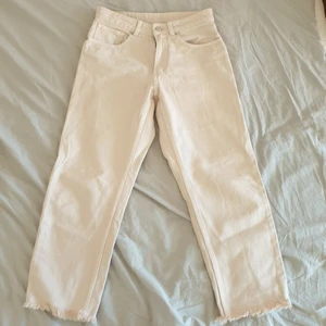 Monki jeans byxor strl.25 - Fina ljus pastel rosa jeans från Monki. Storlek 25. High-waisted med fransar nedtill. Kan skickas annars finns i Malmö💌