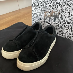 Eytys Doja s-o suede storlek 37 - Säljer de slutsålda och populära Eytys skorna i modellen ”Doja s-o suede” i stl 37 då jag måste inse att de är för små för mig. Skorna är mycket sparsamt använda och i fint skick! Dustbag + kartong medföljer. Köpare står för frakt, kan även mötas upp :)