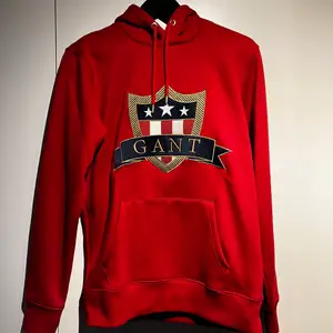 Gant hoodie röd storlek S  Aldrig använd  Nypris 1100 Köpare står för frakt  