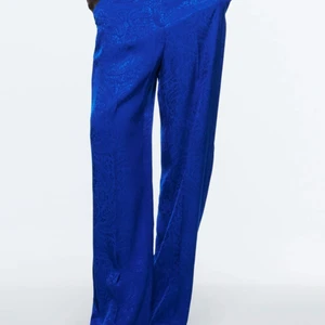 Zarabyxor i jacquardmönster - Hej, säljer dess VÄLDIGT unika och fina byxorna från zara som jag köpte för 2 månader sen och har aldrig hittat ett tillfälle att använda dom, säljer för som sitter lite tajt i midjan. Sitter så fint överallt och passar lite längre personer🫶✨hör gärna av!