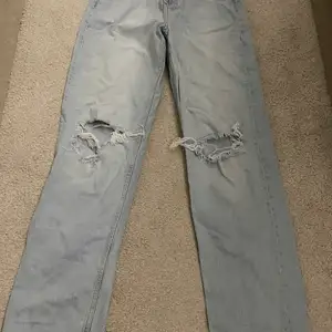 detta är vida blåa ginatricot jeans i storlek 34! Dem är lite för långa för mig som är 1,55 därför har jag alltid vikt upp de och då har de kommit små sträck ner till om ni kollar noggrant.