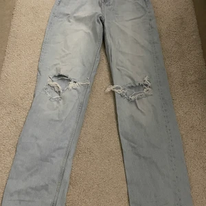 Blåa vida ginatricot jeans - detta är vida blåa ginatricot jeans i storlek 34! Dem är lite för långa för mig som är 1,55 därför har jag alltid vikt upp de och då har de kommit små sträck ner till om ni kollar noggrant.