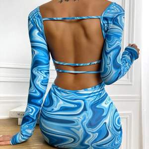 Säljer denna blåa klänning med mönster, storlek s/m. 120 kr