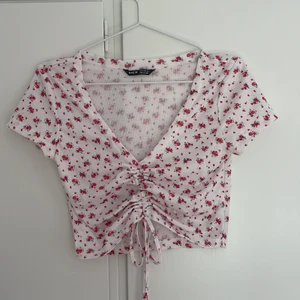 Blommig topp  - Säljet denna blommiga toppen, den är aldrig använnd. Frakt tillkommer 