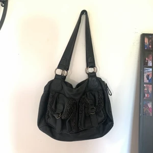 Väska - Snygg väska med fluff detaljer! Bra skick👍