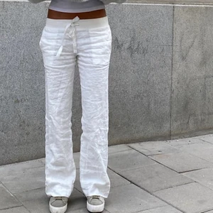 Lågmidgade linnebyxor från Alobha - Vita lågmidgade linnebyxor från Alobha. Byxorna är i storlek xs vilket jag skulle säga stämmer kanske att du som ligger mellan xs och s också skulle kunna han dom. HELT Oanväna! Endast testade. 599kr nypris. Buda eller köp direkt för 850kr