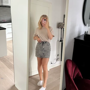 Grå Jeanskjol bik bok - Säljer min fina jeanskjol från bik bok då den inte kommer till användning längre. Endast använd sparsamt under en sommar🥰