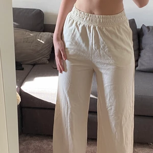 Mjukis byxor - Ett par beige byxor ifrån H&M. Tunnt och skönt material som är bra nu till sommaren. Använt en gång, därav inga skador. Sitter extremt bra i midjan och ger en fin form. Säljer pågrund av att det inte är min stil i nuläget🥰
