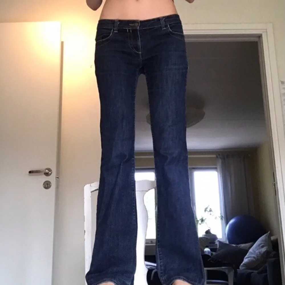 Skit snygga jeans. Jag är 173cm lång, jeansens Innerbenslängd är 82cm o Midjan 77cm💕. Jeans & Byxor.