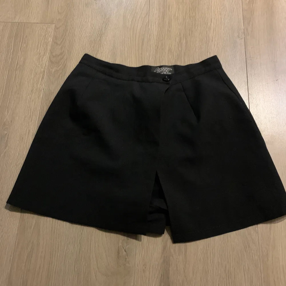 Kjol med slits från lorsay design of the time. Den har shorts under och knappen precis ovanför dragkedjan saknas, men den andra finns kvar, se bild 3, inget som jag upplever påverkar eller något man märker:). Kjolar.