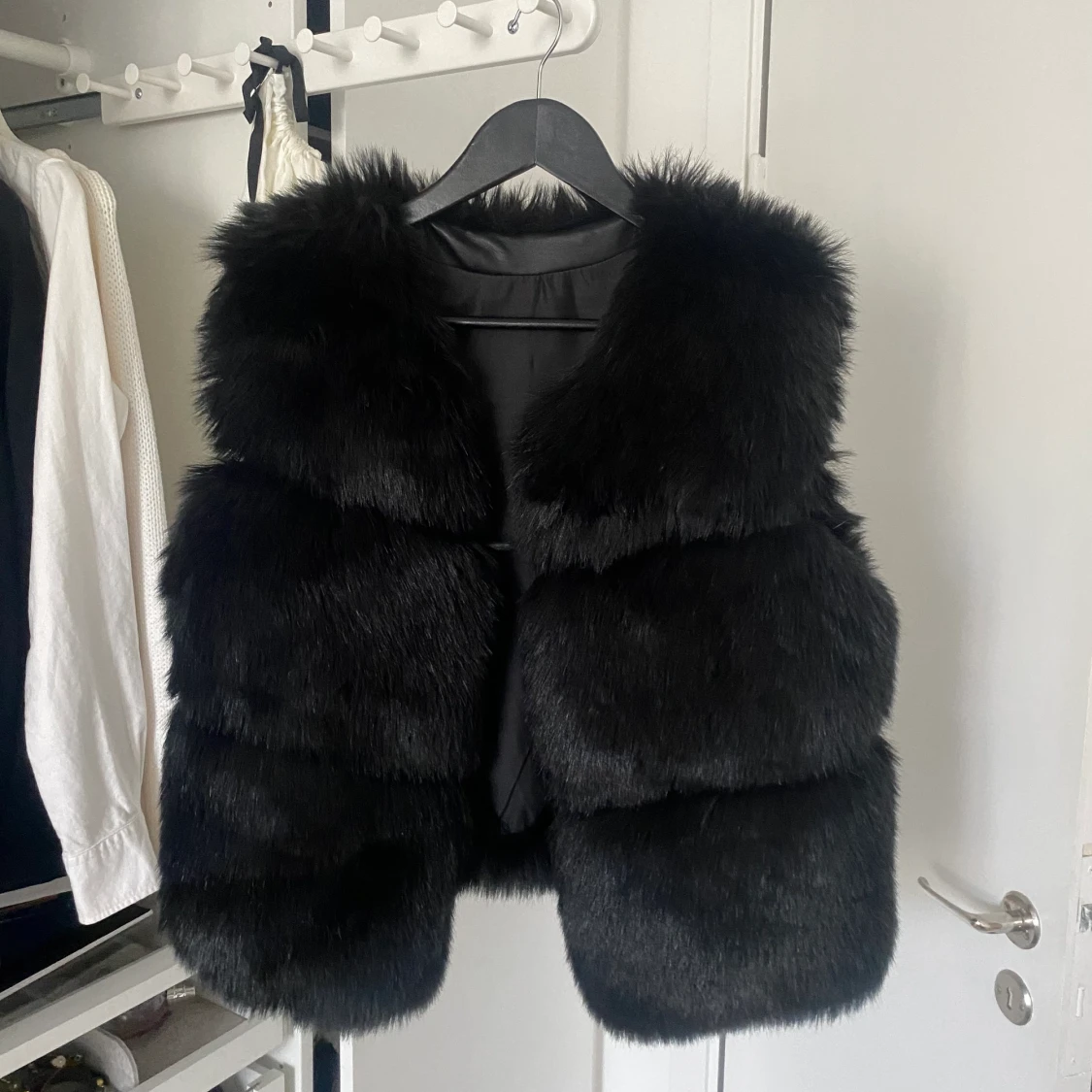 Pälsväst i Svart (Fakepäls)