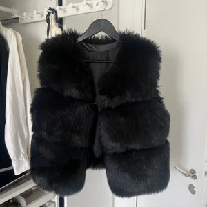 Pälsväst i Svart (Fakepäls) - Snygg & stilren pälsväst i svart (fakepäls) strl XS/S 🫶🏽, Nyskick, Använd 1 gång så som ny