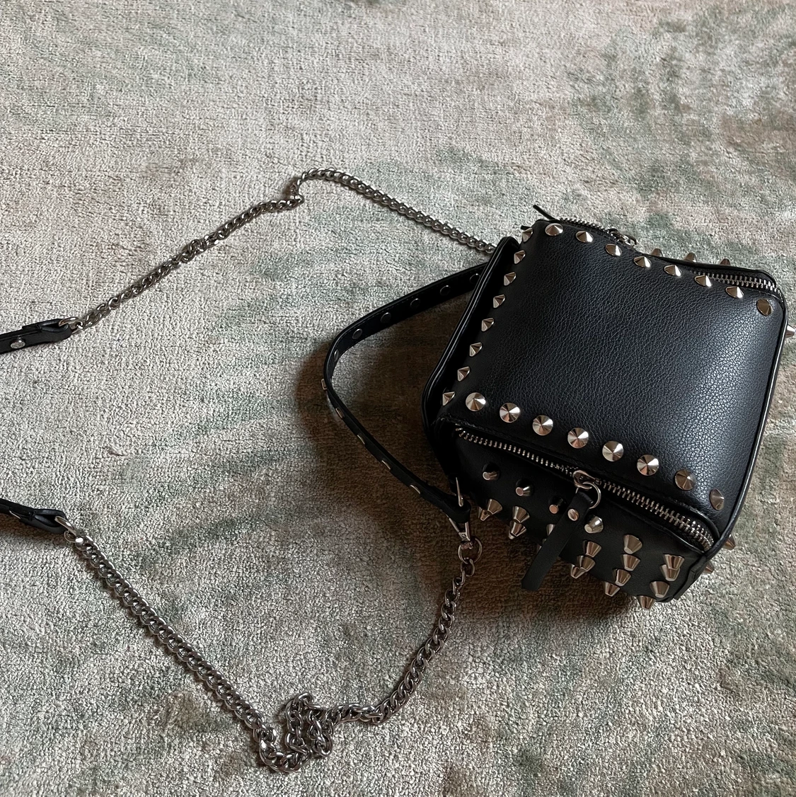 Zara väska med nitar