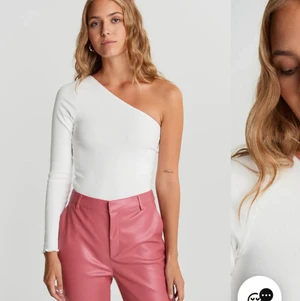 One shoulder top - Har en i vitt och en i svart. Båda är i nyskick. Båda för 110 eller 60 för en.  Helt slutsålda! Pris kan diskuteras.
