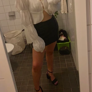 Vit blus - Vit luftig blus med fina puffiga ärmar, aldrig använd💕🦋