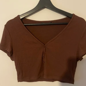 Brun topp - Brun topp med knappar som går att ha som en kofta ocksåå! 